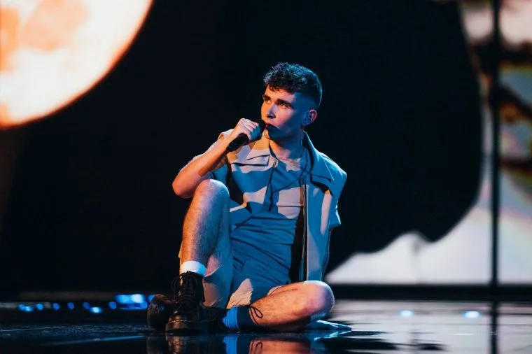 Ο Victor Vernicos στη σκηνή της Eurovision 2023.