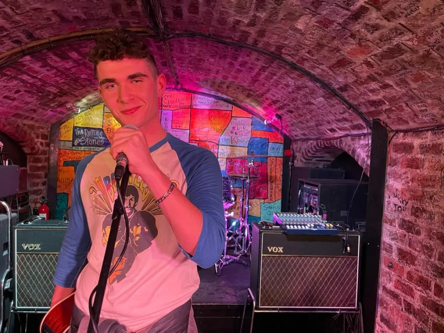 Ο Victor Vernicos τραγουδάει με μικρόφωνο στο Cavern Club.