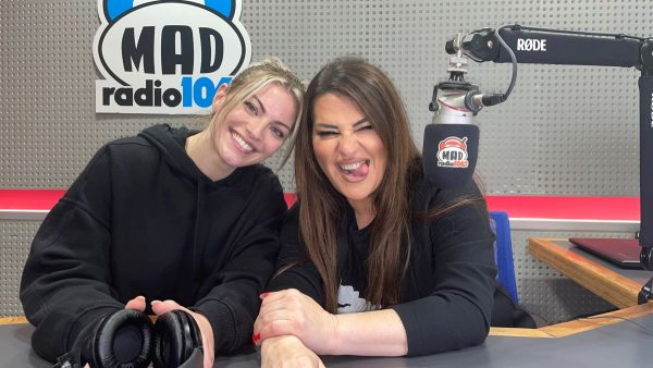 Εβδομάδα γέλιου στο Mad Radio 106,2: Η Κατερίνα Ζαρίφη δηλώνει extra large!