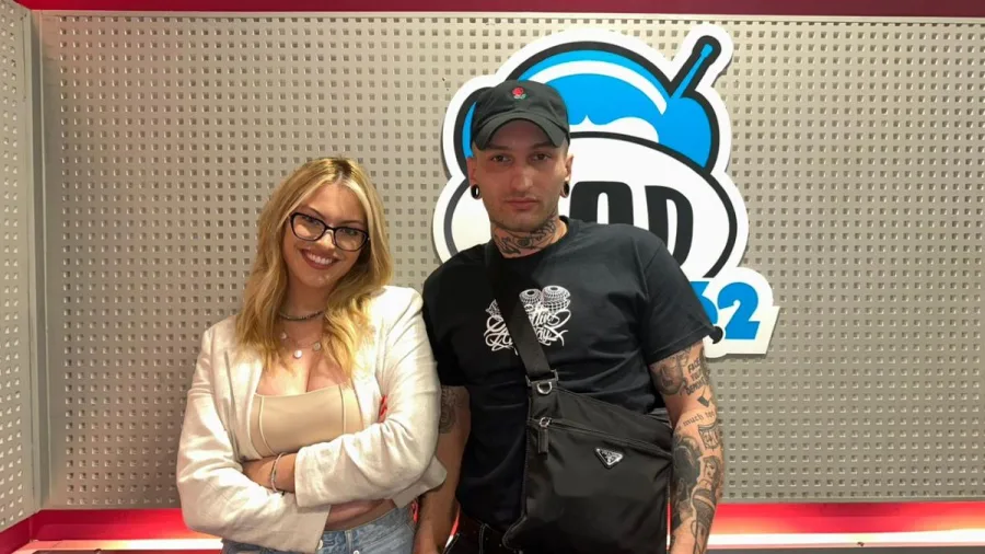Η Γεωργία Κουτσοκώστα και ο Sapranov στο στούντιο του Mad Radio 106,2.