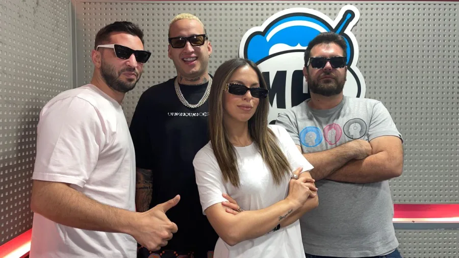 Ο Mc Daddy με τους παραγωγούς της εκπομπής Τα Καμένα Βούρλα στο Mad Radio 106,2.