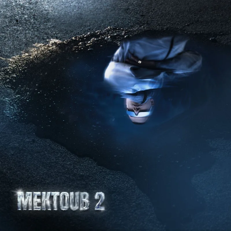 Το εξώφυλλο του album Mektoub 2 του VLOSPA με την αντανάκλασή του σε μια λακκούβα με νερό.