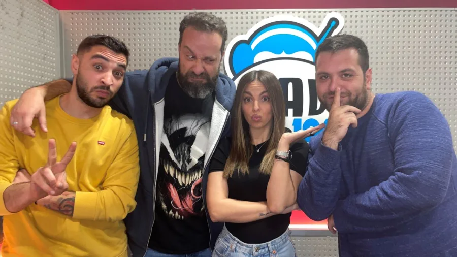 Ο Ζήσης Ρούμπος με τους ραδιοφωνικούς παραγωγούς του Mad Radio 106,2.
