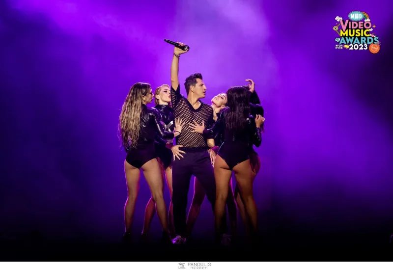 Καλλιτέχνης στη σκηνή των Mad VMA 2023 πλαισιωμένος από χορεύτριες.