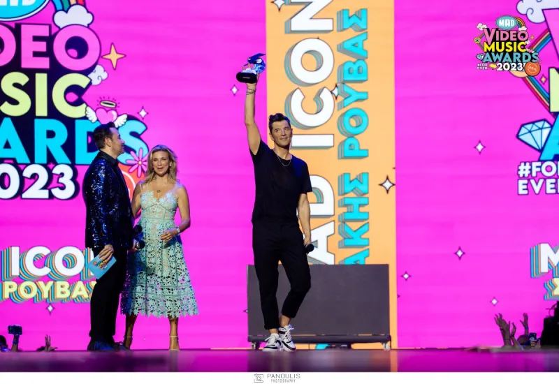 Καλλιτέχνης στη σκηνή των Mad Video Music Awards 2023 κρατώντας βραβείο.