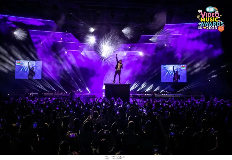 Καλλιτέχνης στη σκηνή των Mad Video Music Awards 2023 από τη ΔΕΗ.