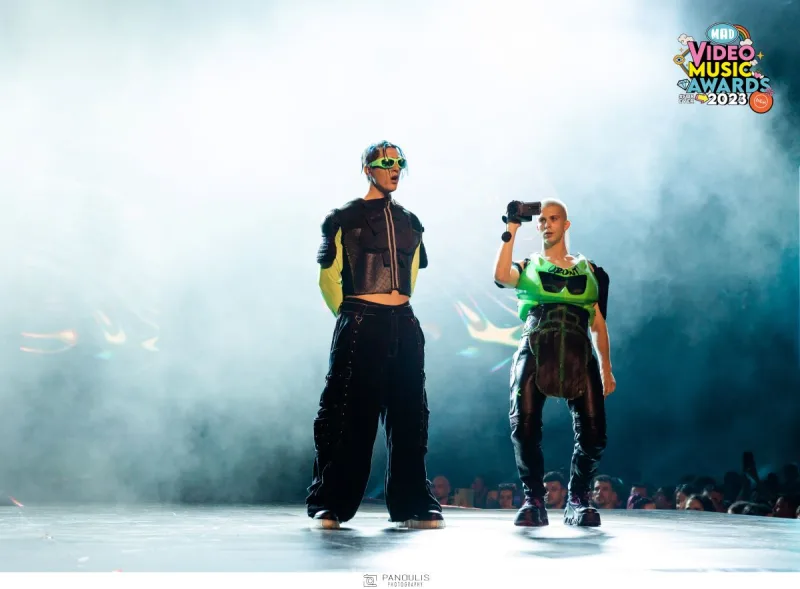 Δύο καλλιτέχνες στη σκηνή των Mad Video Music Awards 2023.