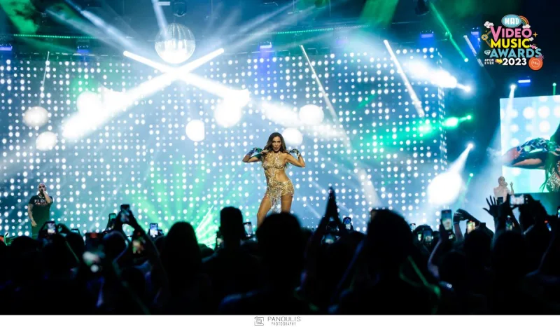 Τραγουδίστρια στη σκηνή των Mad Video Music Awards 2023.