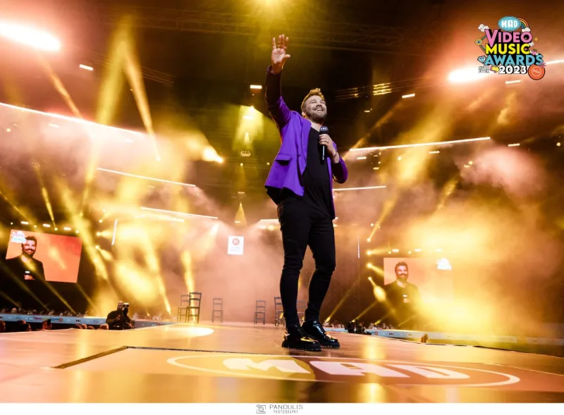 Καλλιτέχνης με μωβ σακάκι στη σκηνή των Mad Video Music Awards 2023.