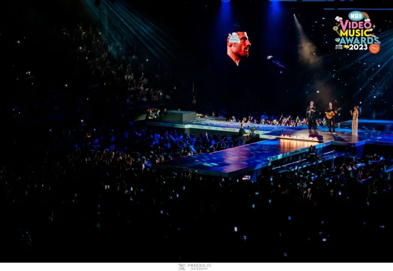 Στιγμιότυπο από τα Mad Video Music Awards 2023 με καλλιτέχνες στη σκηνή και πλήθος κόσμου.