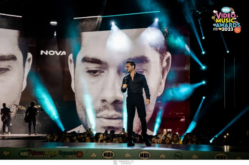 Καλλιτέχνης στη σκηνή των Mad Video Music Awards 2023.
