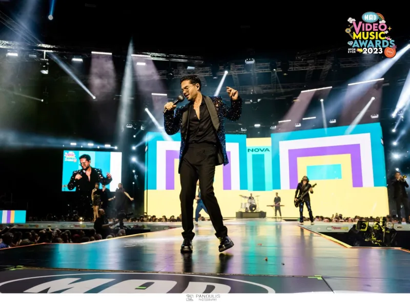 Καλλιτέχνης στη σκηνή των Mad Video Music Awards 2023.