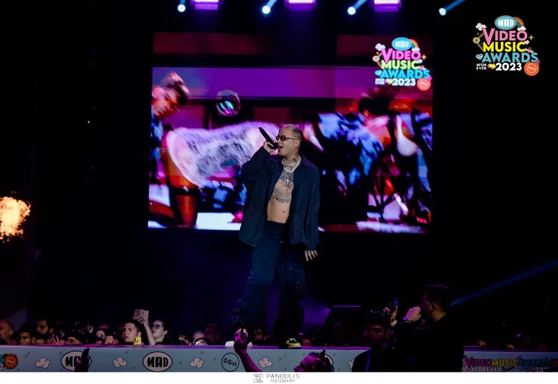 Καλλιτέχνης στη σκηνή των Mad Video Music Awards 2023.