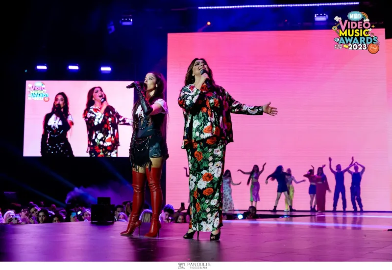 Δύο τραγουδίστριες στη σκηνή των Mad Video Music Awards 2023.