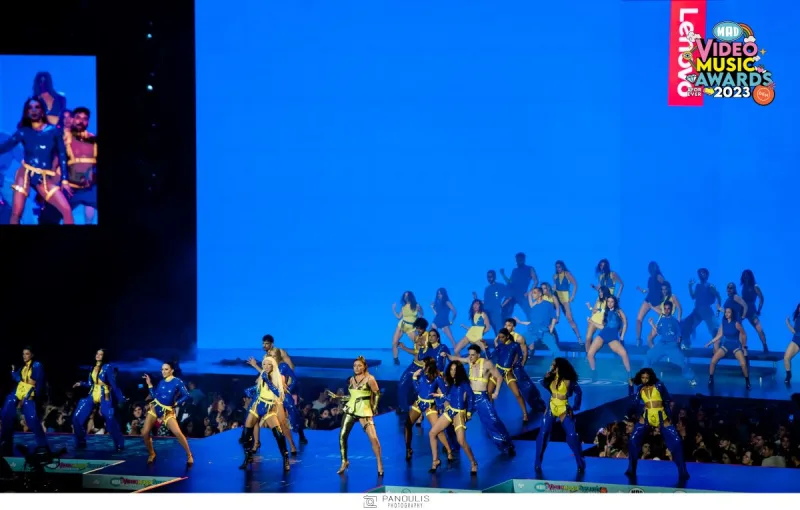 Καλλιτέχνες και χορευτές στη σκηνή των Mad Video Music Awards 2023.