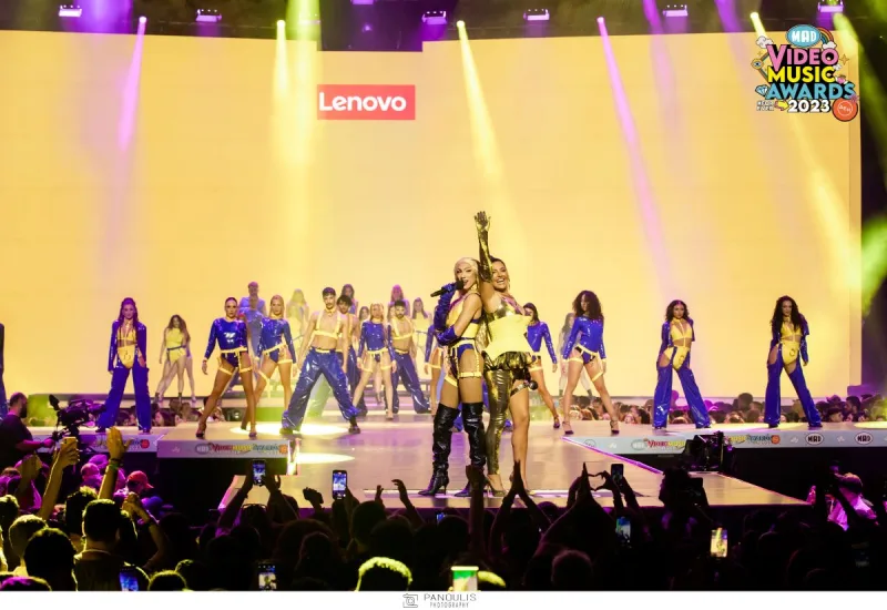 Καλλιτέχνες στη σκηνή των Mad Video Music Awards 2023.