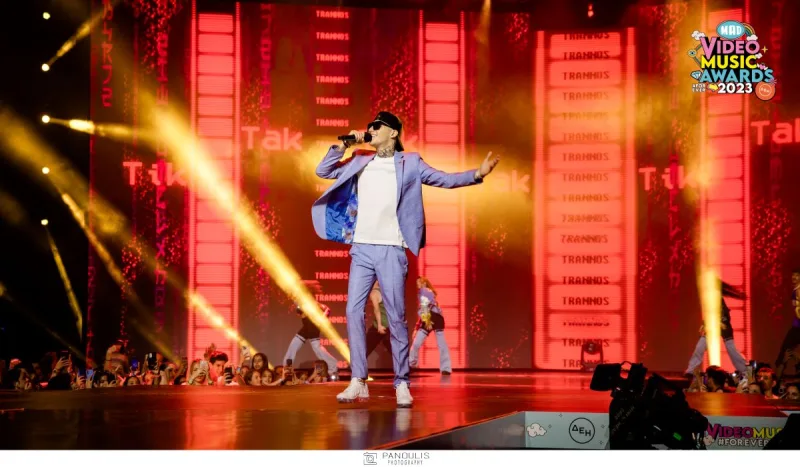 Καλλιτέχνης στη σκηνή των Mad Video Music Awards 2023.