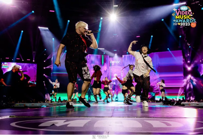 Καλλιτέχνες στη σκηνή των Mad Video Music Awards 2023.