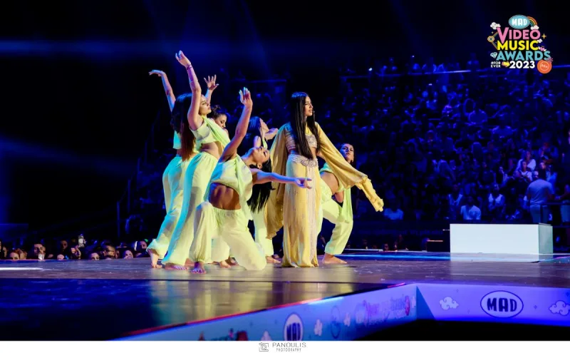 Καλλιτέχνης και χορεύτριες στη σκηνή των Mad Video Music Awards 2023.