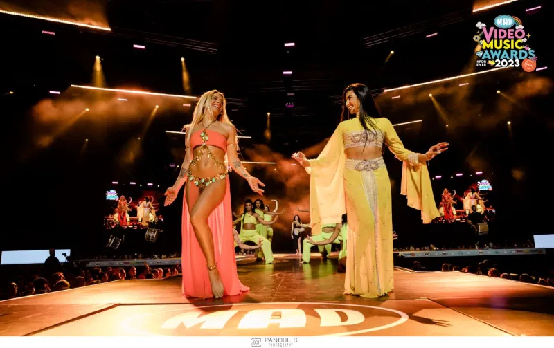 Δύο τραγουδίστριες στη σκηνή των Mad Video Music Awards 2023.