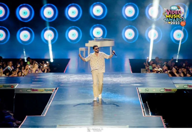 Καλλιτέχνης στη σκηνή των Mad Video Music Awards 2023.
