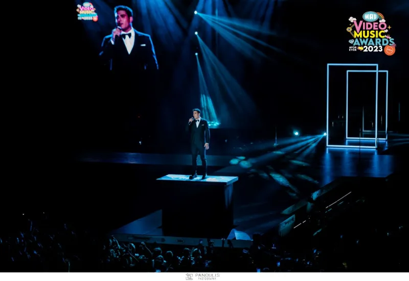 Καλλιτέχνης στη σκηνή των Mad Video Music Awards 2023.