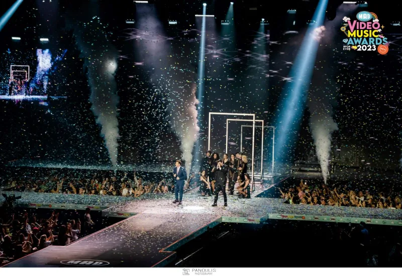 Στιγμιότυπο από τα Mad Video Music Awards 2023 με καλλιτέχνες στη σκηνή και κομφετί.