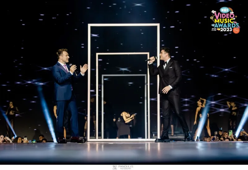 Δύο καλλιτέχνες στη σκηνή των Mad Video Music Awards 2023.