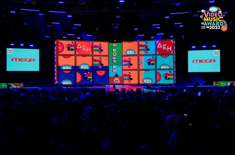 Η σκηνή των Mad Video Music Awards 2023 από τη ΔΕΗ με πλήθος κόσμου.