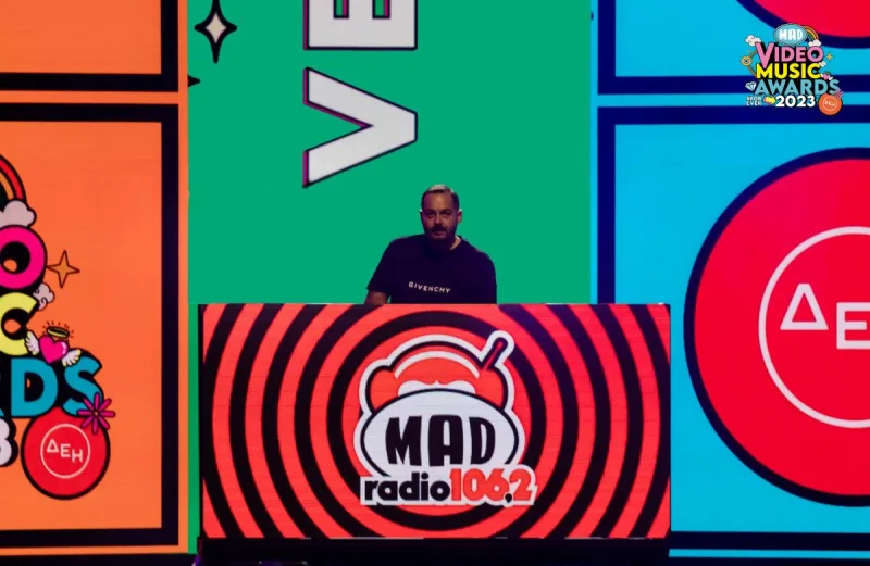 DJ σε σκηνή με το λογότυπο Mad Radio 106.2 στα Mad Video Music Awards 2023.