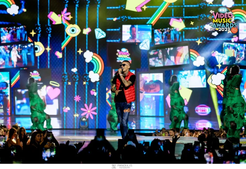 Καλλιτέχνης στη σκηνή των Mad Video Music Awards 2023.