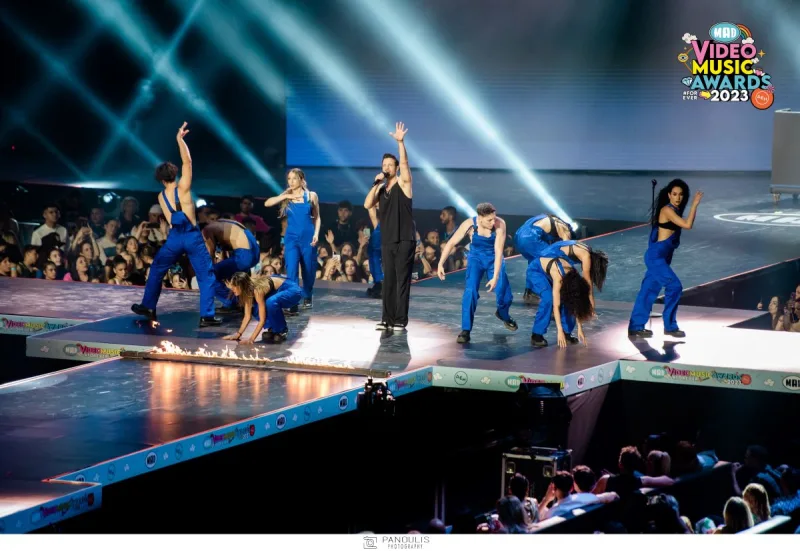 Καλλιτέχνης και χορευτές στη σκηνή των Mad Video Music Awards 2023.
