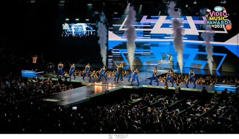 Καλλιτέχνης και χορευτές στη σκηνή των Mad Video Music Awards 2023.