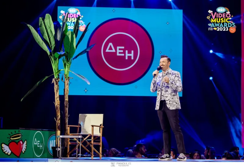 Παρουσιαστής στη σκηνή των Mad Video Music Awards 2023 από τη ΔΕΗ.