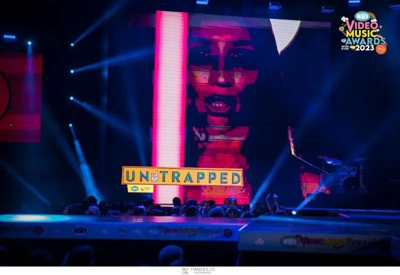 Στιγμιότυπο από τα Mad Video Music Awards 2023 με την επιγραφή UNTRAPPED στη σκηνή.