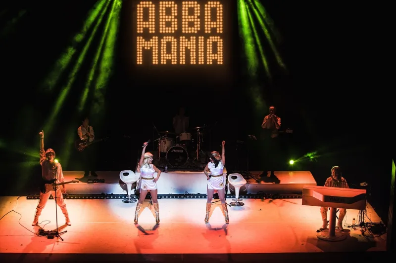 Το συγκρότημα Mania the ABBA Tribute σε ζωντανή εμφάνιση στη σκηνή.