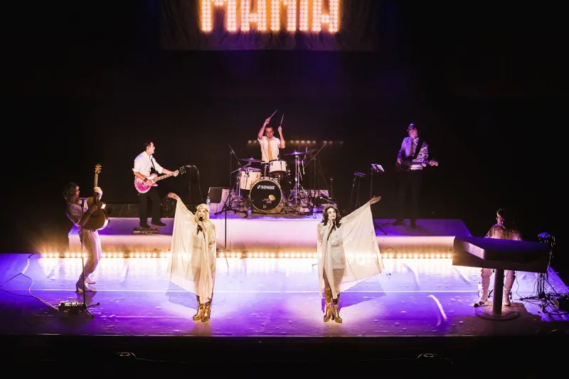 Το συγκρότημα Mania The ABBA Tribute σε ζωντανή εμφάνιση στη σκηνή.