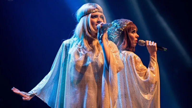 Δύο τραγουδίστριες του Mania The ABBA Tribute στη σκηνή.