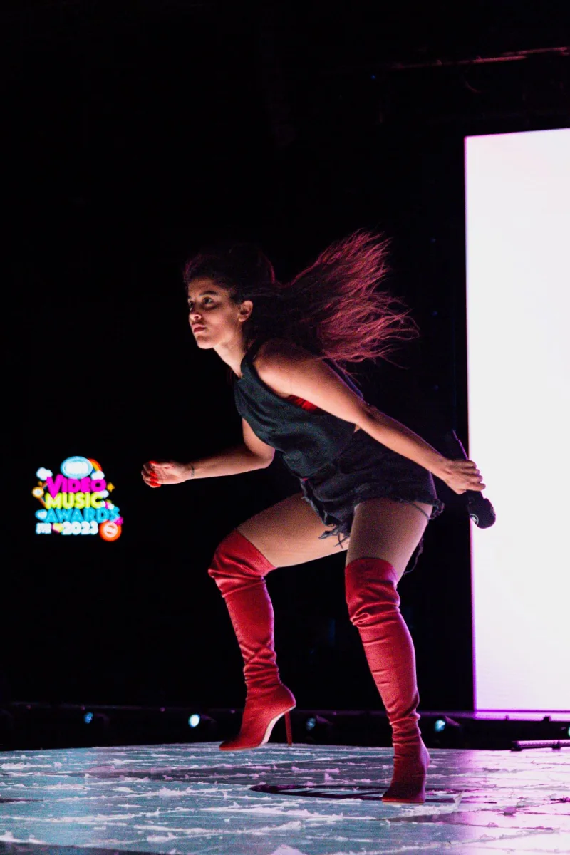 Η Μαρίνα Σάττι στη σκηνή των Mad VMA 2023.