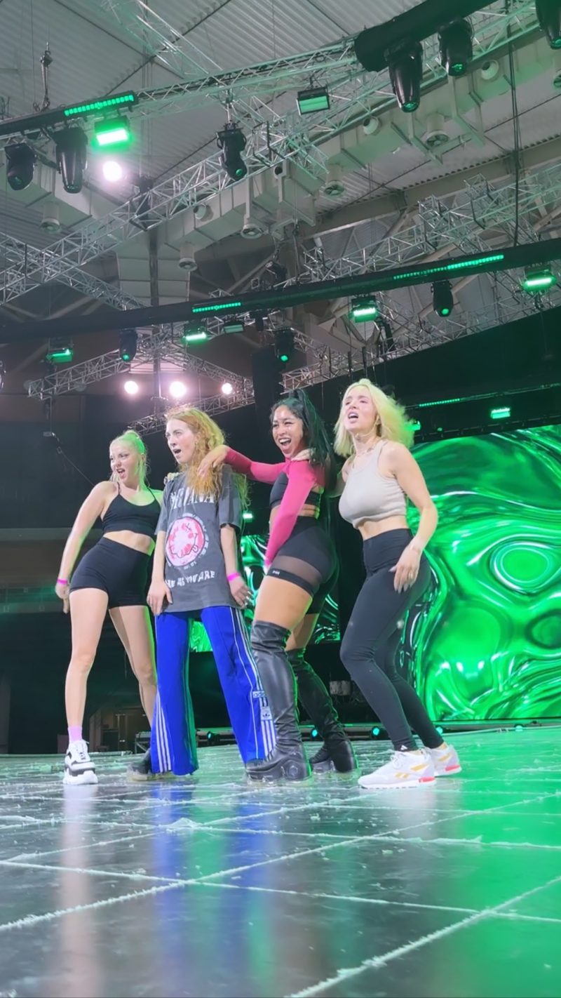 Η Καλομοίρα, η Stefania και οι 3SUM στη σκηνή των Mad VMA 2023.