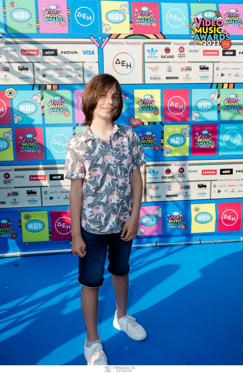 Νεαρό αγόρι στο κόκκινο χαλί των Mad VMA 2023.
