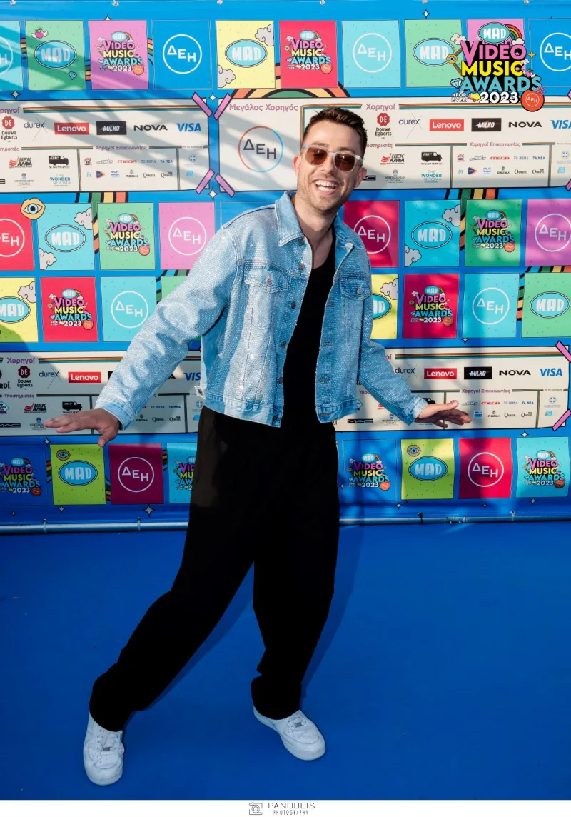 Καλλιτέχνης στο κόκκινο χαλί των Mad VMA 2023 από τη ΔΕΗ.
