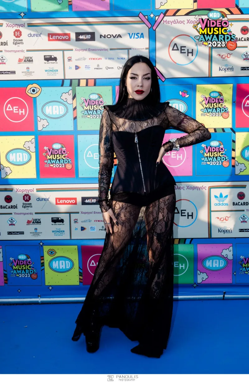 Τραγουδίστρια στο κόκκινο χαλί των Mad VMA 2023 από τη ΔΕΗ.