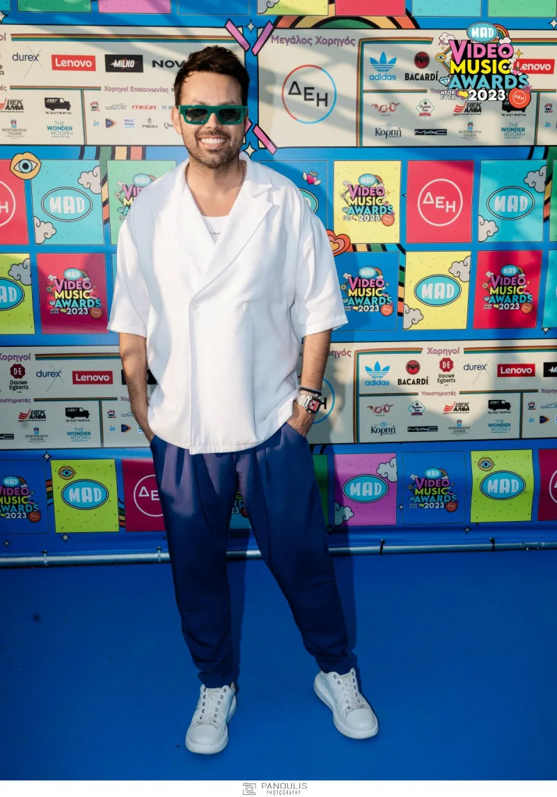 Καλλιτέχνης στο κόκκινο χαλί των Mad VMA 2023.