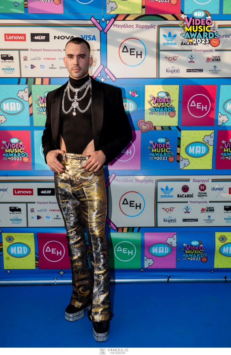 Καλλιτέχνης στο κόκκινο χαλί των Mad VMA 2023.