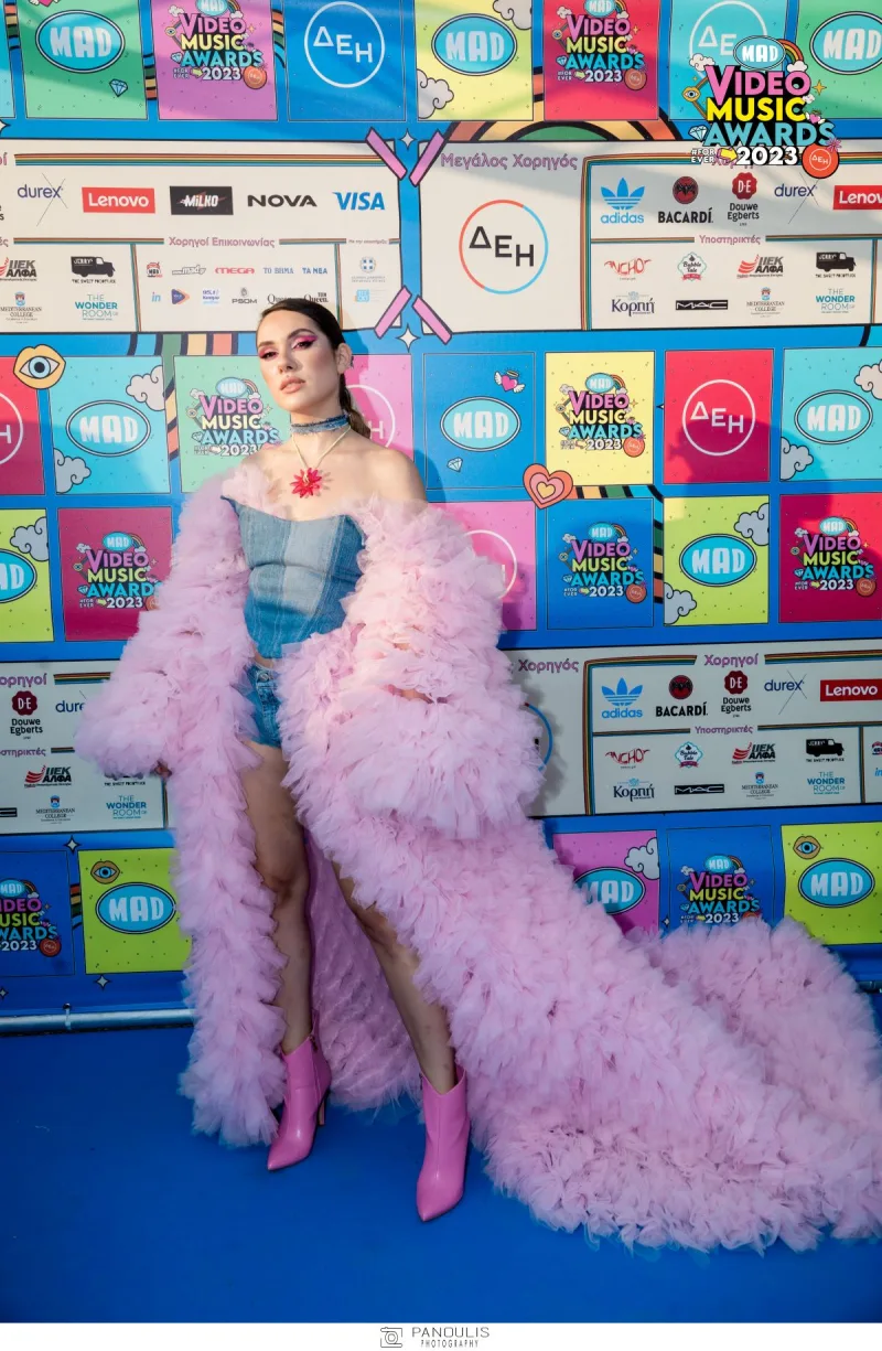 Τραγουδίστρια στο κόκκινο χαλί των Mad VMA 2023.