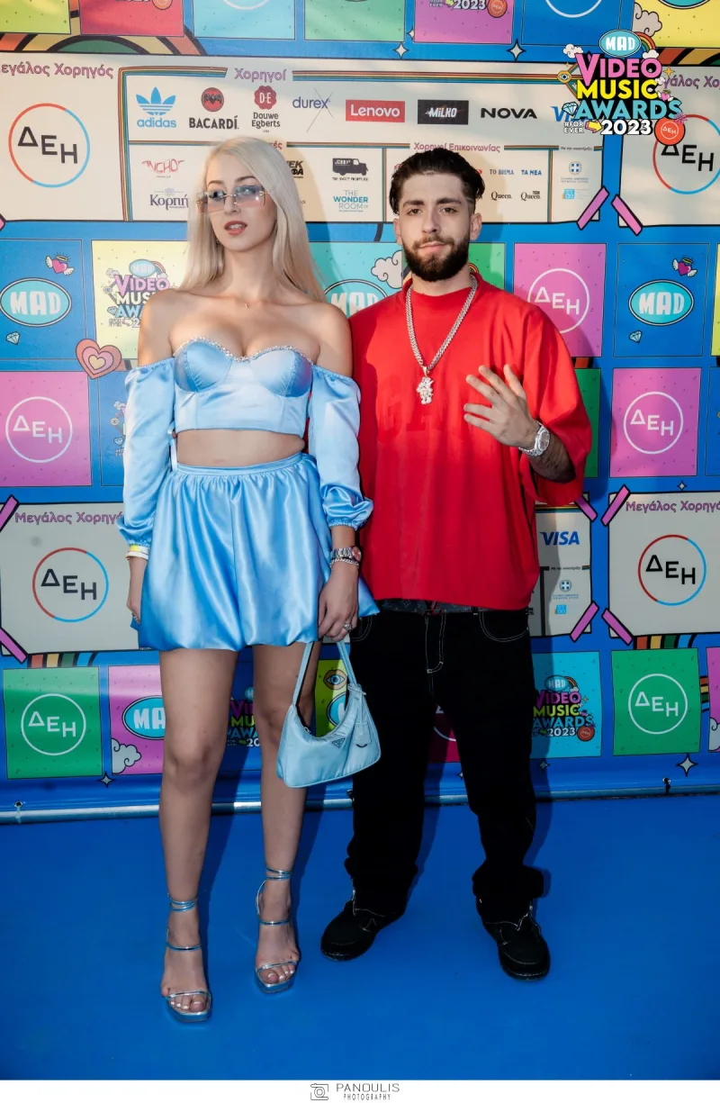 Καλλιτέχνες στο κόκκινο χαλί των Mad VMA 2023.