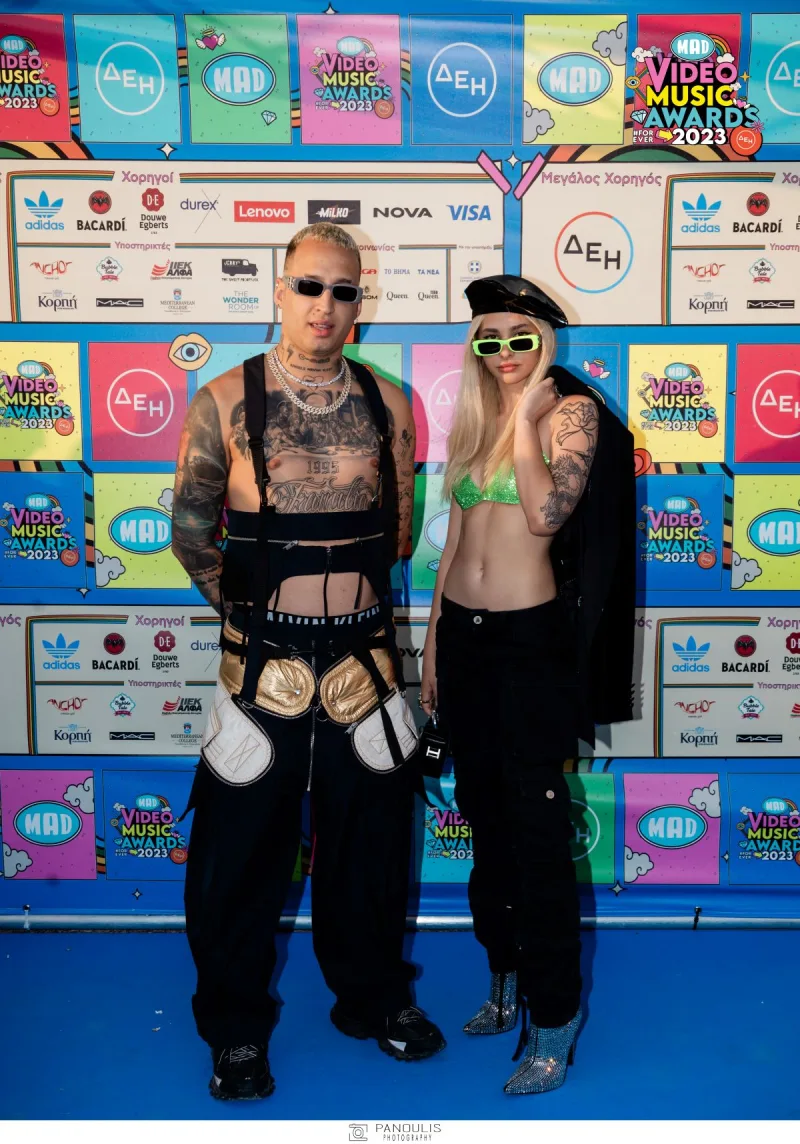 Δύο καλλιτέχνες στο κόκκινο χαλί των Mad VMA 2023.