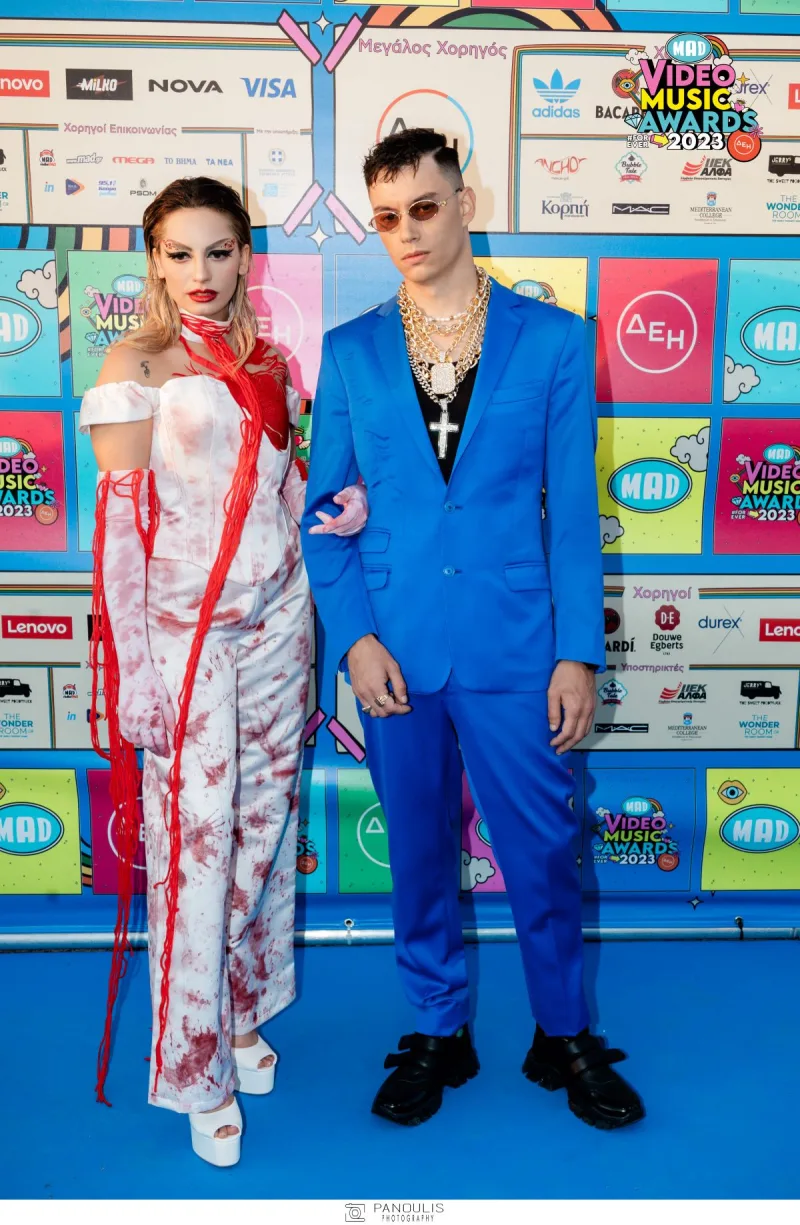 Δύο καλλιτέχνες στο κόκκινο χαλί των Mad VMA 2023.