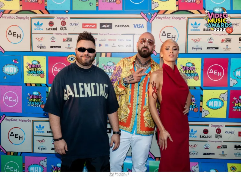 Τρεις καλλιτέχνες στο κόκκινο χαλί των Mad VMA 2023.